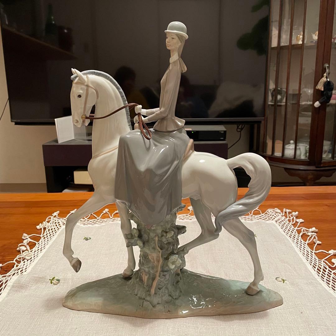 ローズ　馬に乗る女性の陶器像