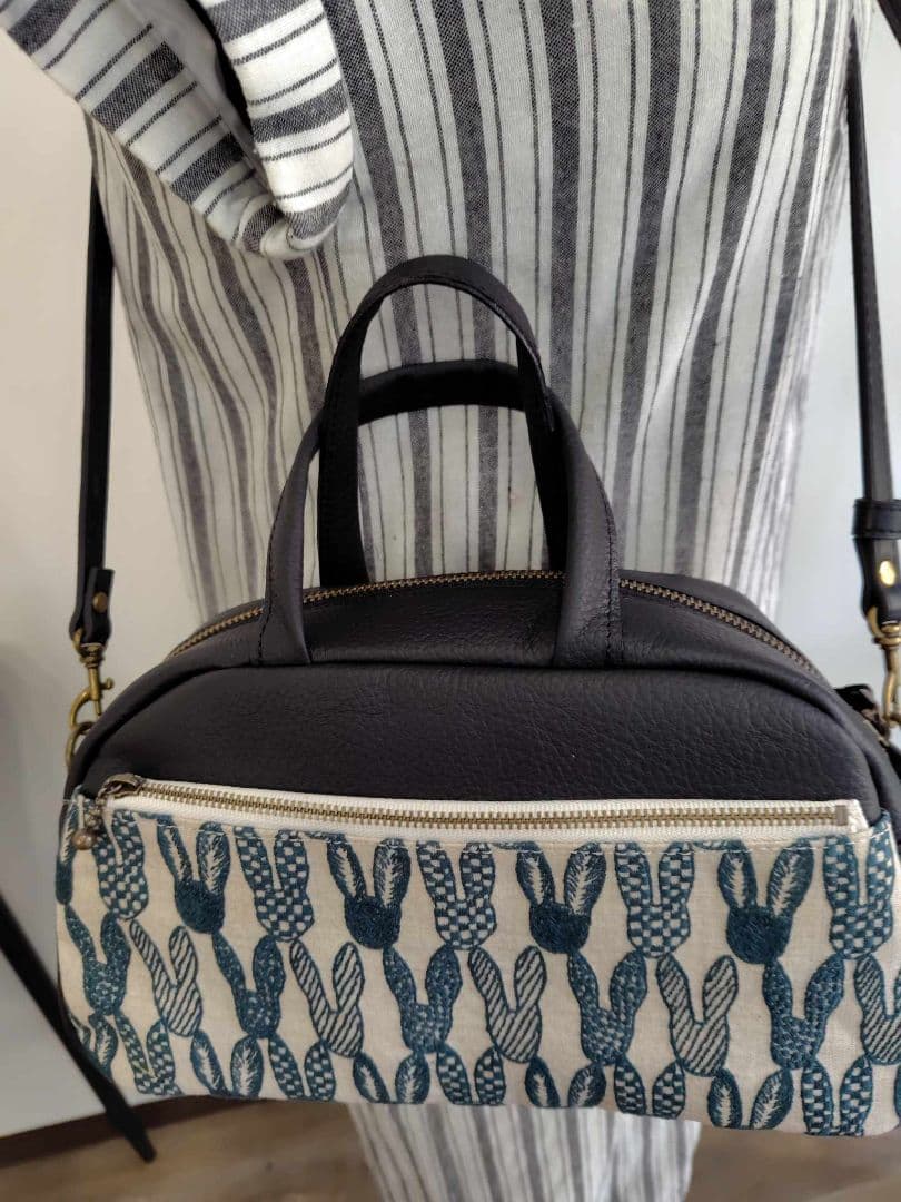 ミナペルホネン/pomppiaポンピアベージュ/ラウンドボストンブラック本革