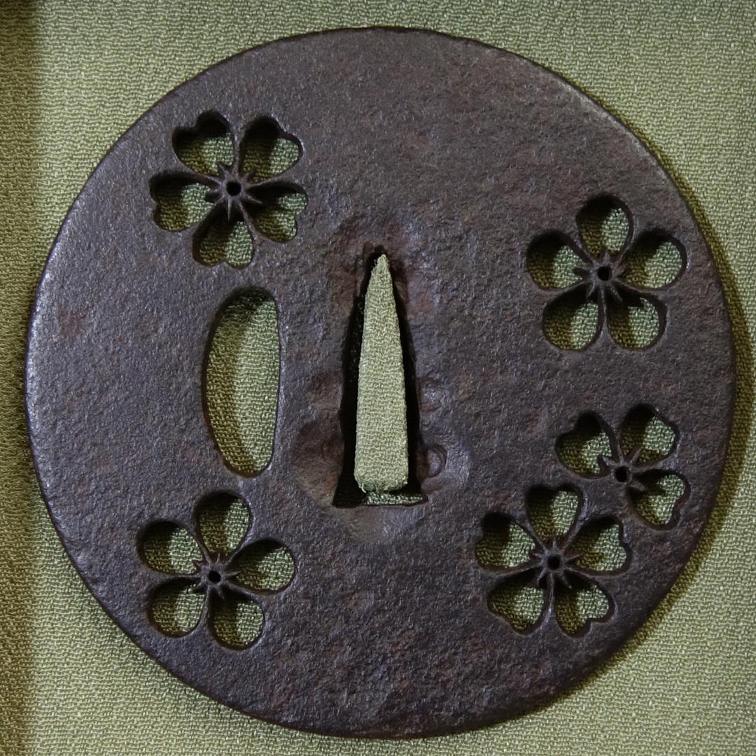 【 梅桜花小透鍔 】 鍔 鐔 鉄地 透鍔 刀装具 武具 骨董 江戸時代