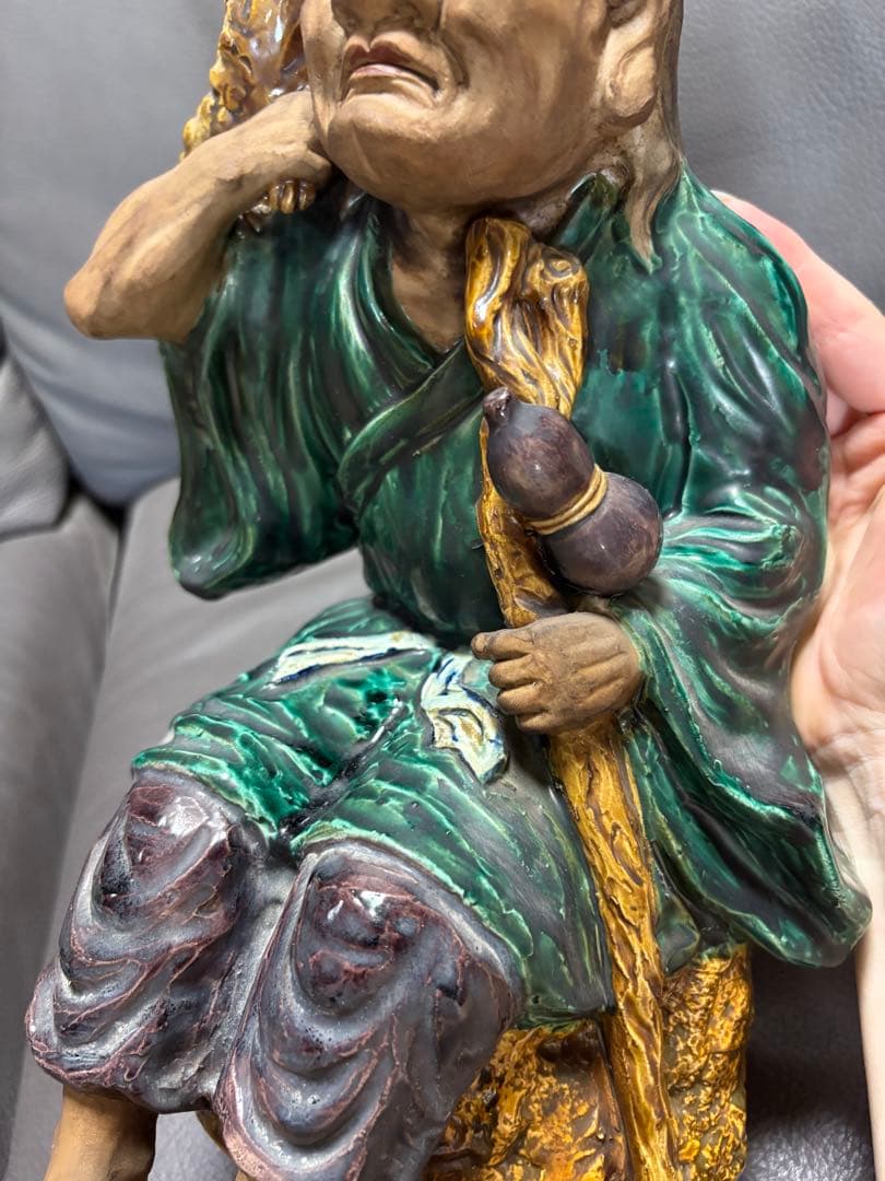 老人とカエルの置物