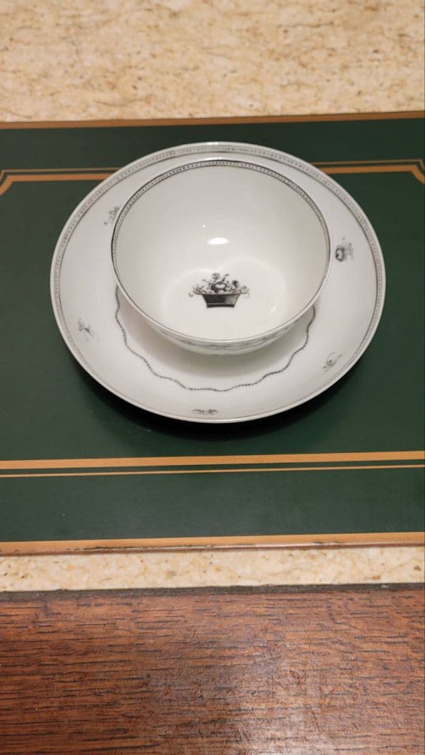 ブラック&ホワイトのティーボール