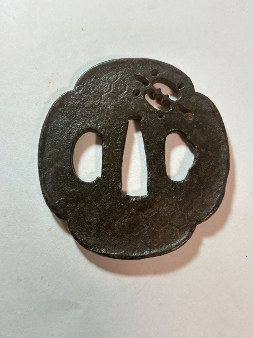 鐔鍔つば　信家　在銘　可愛い　亀透かし　カメ　鉄地　江戸時代