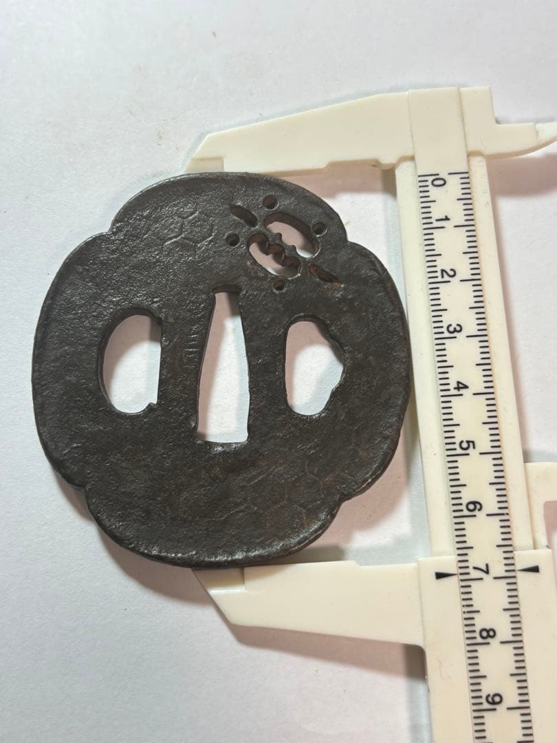 鐔鍔つば　信家　在銘　可愛い　亀透かし　カメ　鉄地　江戸時代