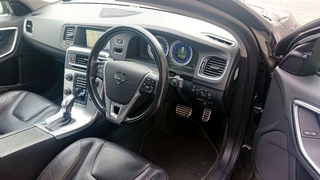 ボルボ V60 T4 Rデザイン 黒革 18インチAW ナビ