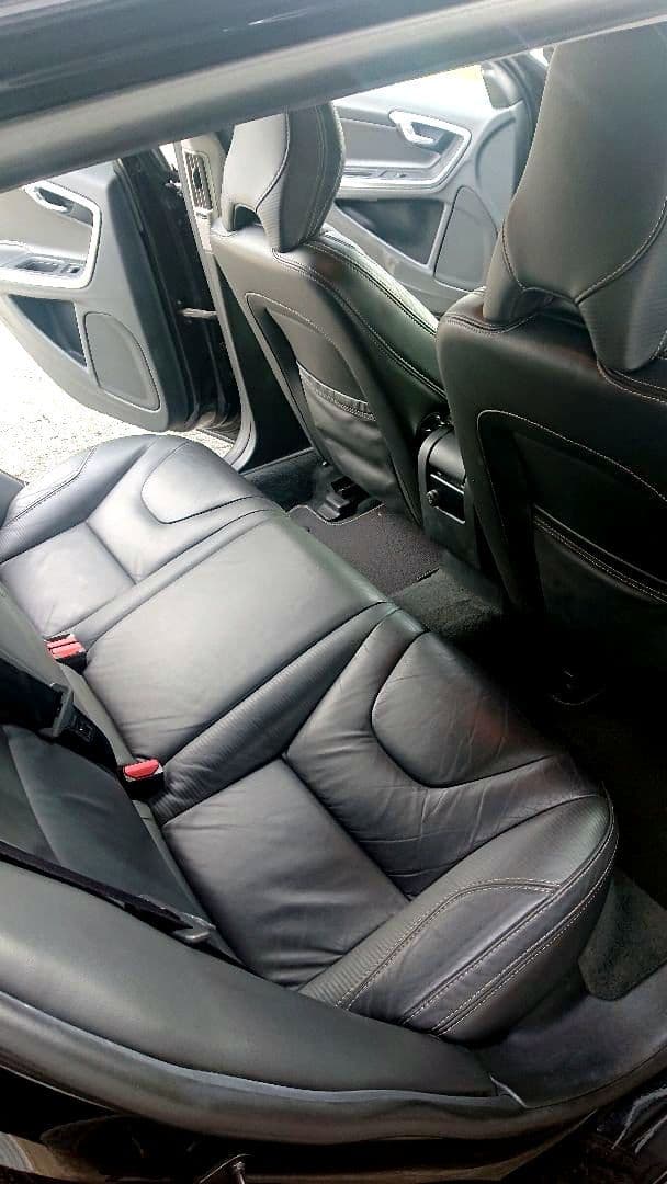 ボルボ V60 T4 Rデザイン 黒革 18インチAW ナビ