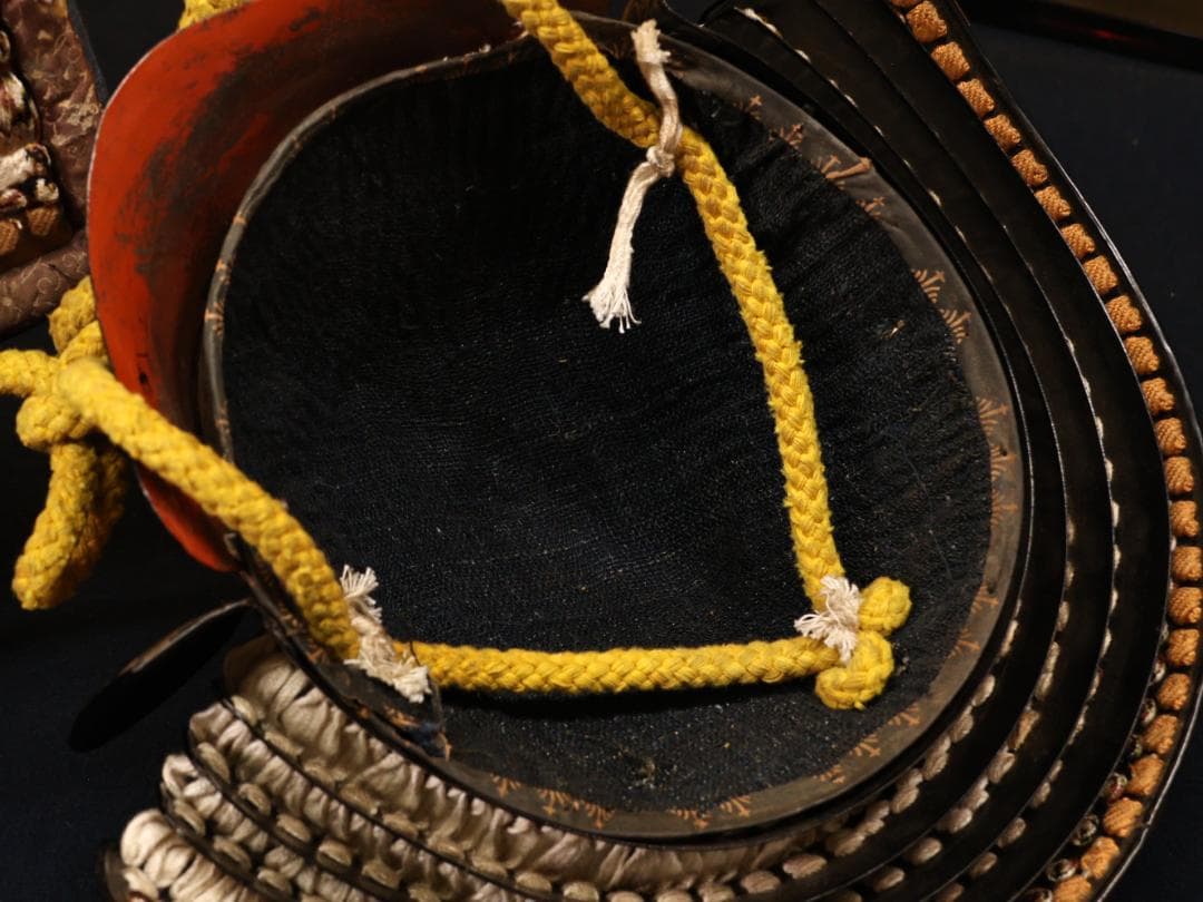 BY05　甲冑　具足　五瓜に唐花家紋唐草胴　獅子噛み前立　鎧櫃付き　兜　武具