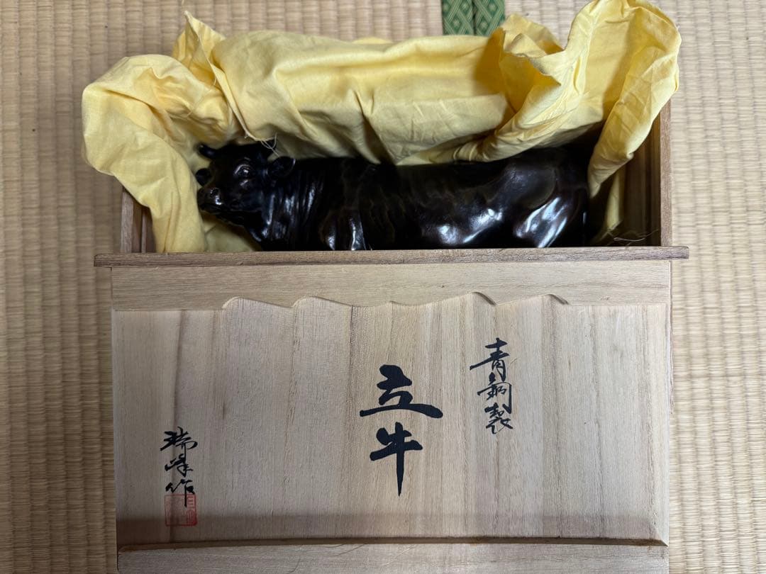 伝統工芸品である高岡銅器の「丑（牛）」の置物