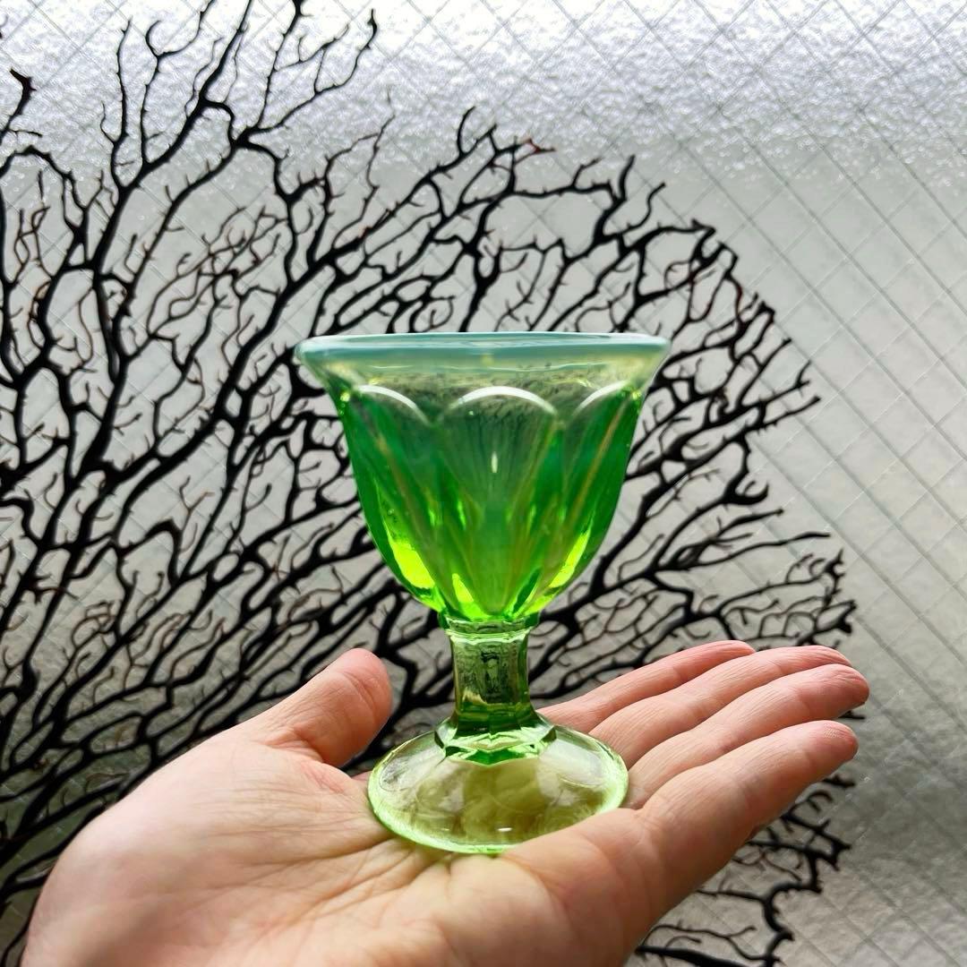 骨董　時代ガラス　希少若草色　乳白暈し　菊割底　アイスクリームカップ　著書掲載品