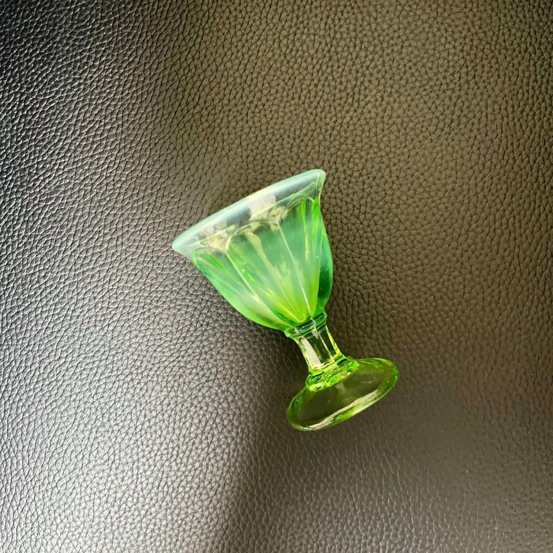 骨董　時代ガラス　希少若草色　乳白暈し　菊割底　アイスクリームカップ　著書掲載品