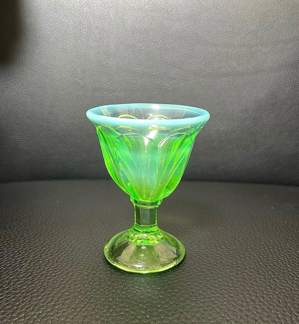 骨董　時代ガラス　希少若草色　乳白暈し　菊割底　アイスクリームカップ　著書掲載品