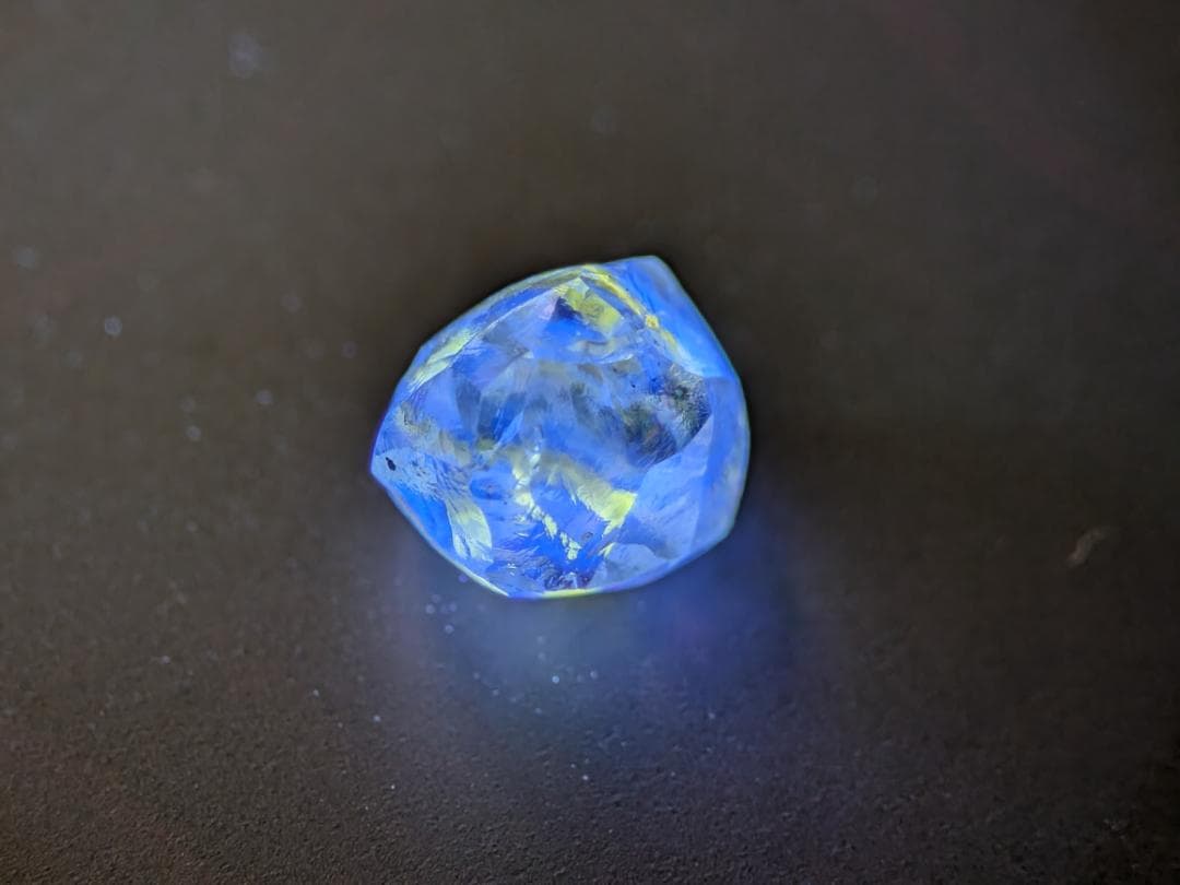 天然ダイヤモンド原石（蛍光あり）　1.875カラット