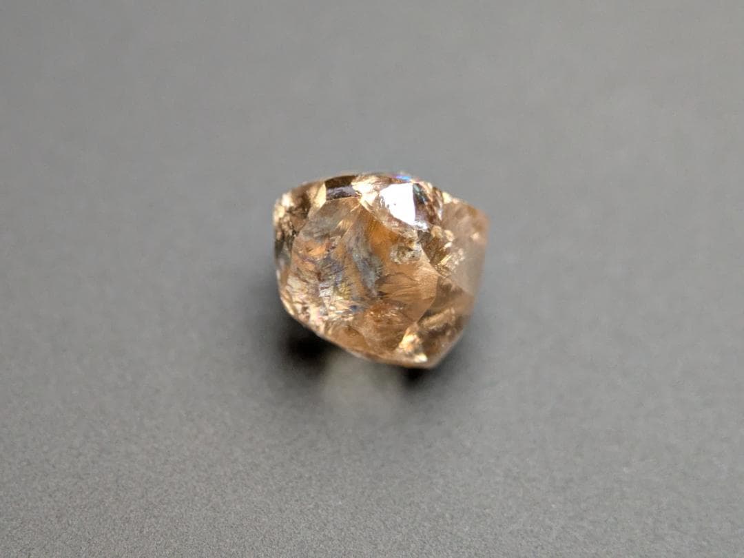 天然ダイヤモンド原石（蛍光あり）　1.875カラット