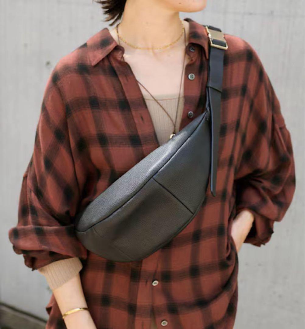 極美品✨RIVE DROITE カーブボディバッグ レザー　ブラック　リヴドロワ