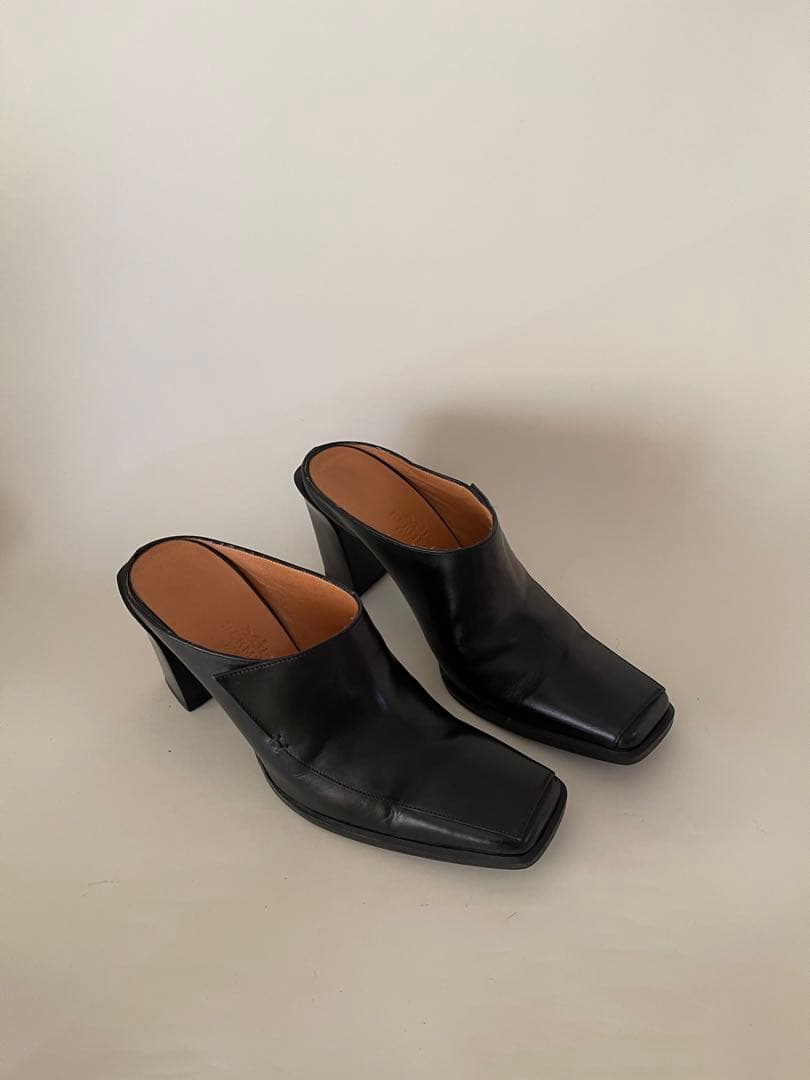 Hermesエルメスブラックレザー スクエアトゥ ミュール36.5