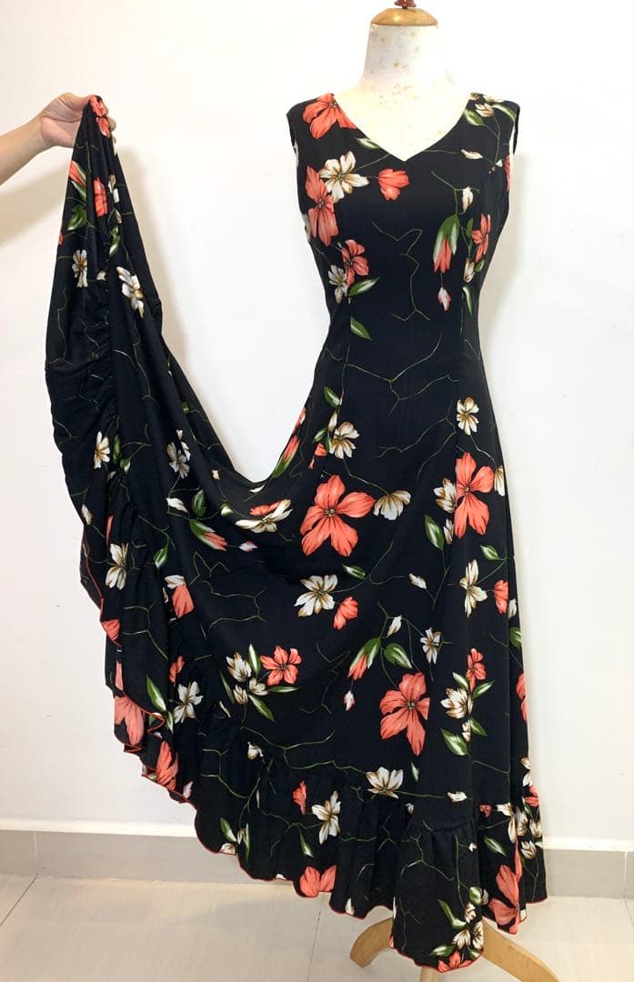 黒地にサーモンピンクの花柄が可愛い裾1段ギャザフリルのフラメンコ衣装ワンピース！