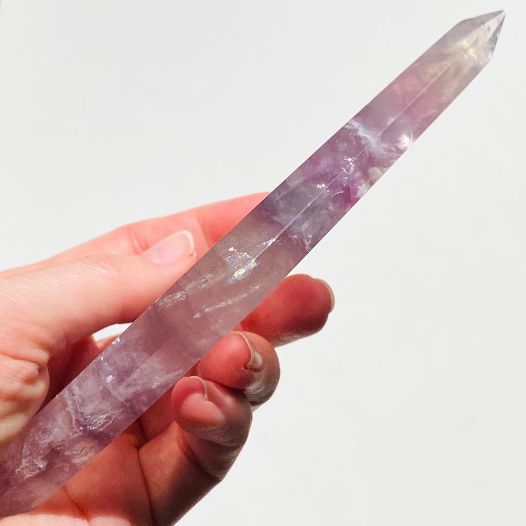 【 虹入り 美しい フローライト ダイヤ型 スタンド付き 蛍石 】