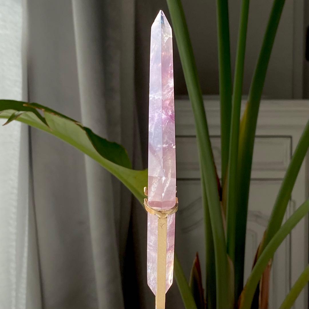 【 虹入り 美しい フローライト ダイヤ型 スタンド付き 蛍石 】