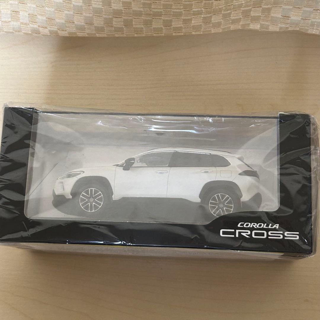 COROLLA CROSS ミニカー 1/30スケール ダイキャスト製