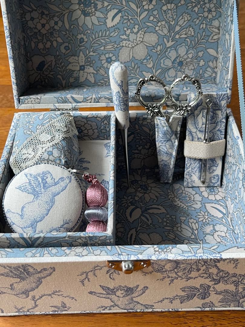カルトナージュ裁縫箱(中) 天使と薔薇　小物達も可愛い‼️