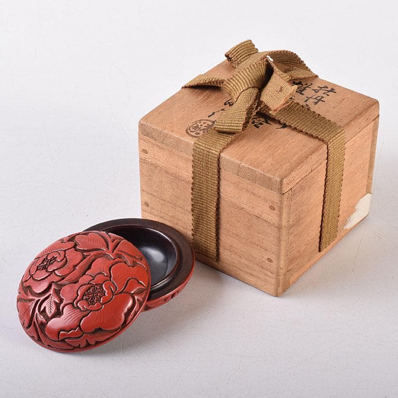 茶道具　堆朱　倶利雕　牡丹庵草　香合　在銘　共箱　V　R8614