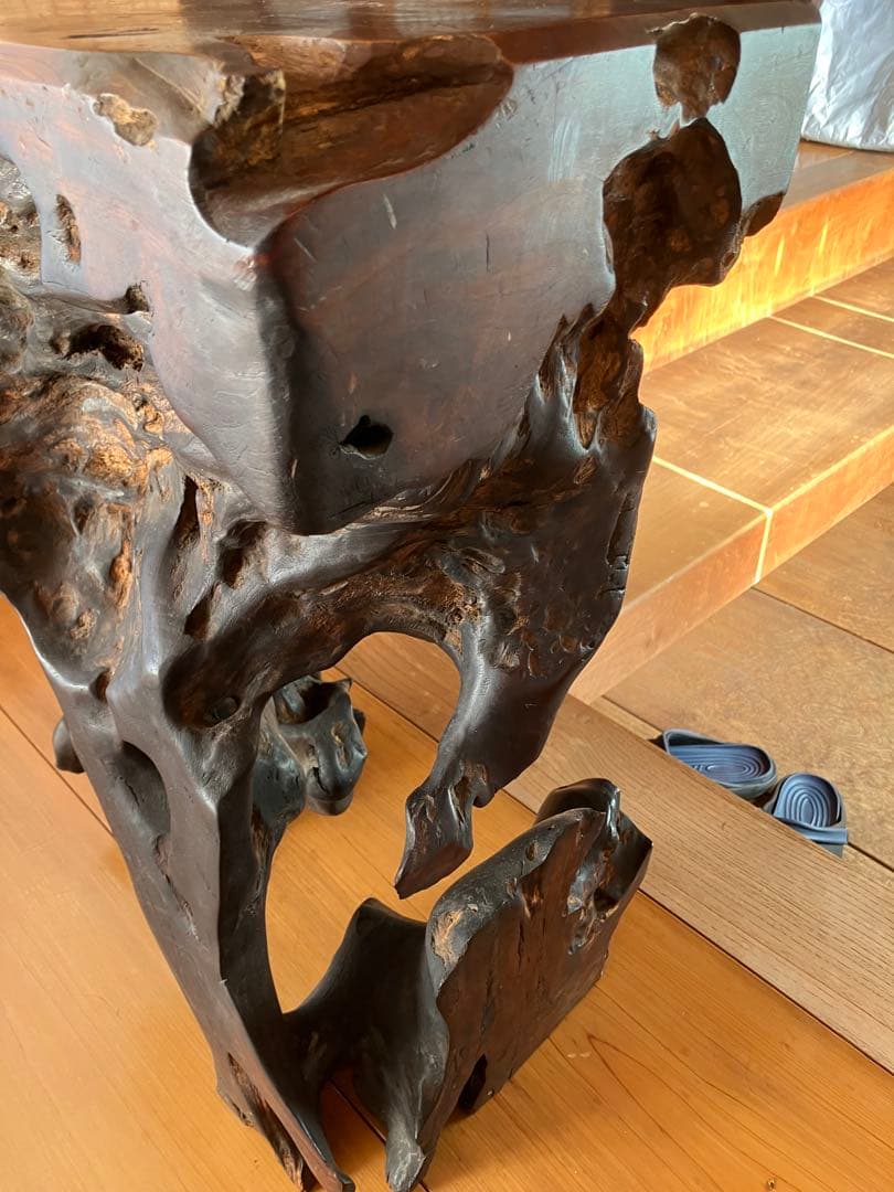 有機的な形状の木製置き台