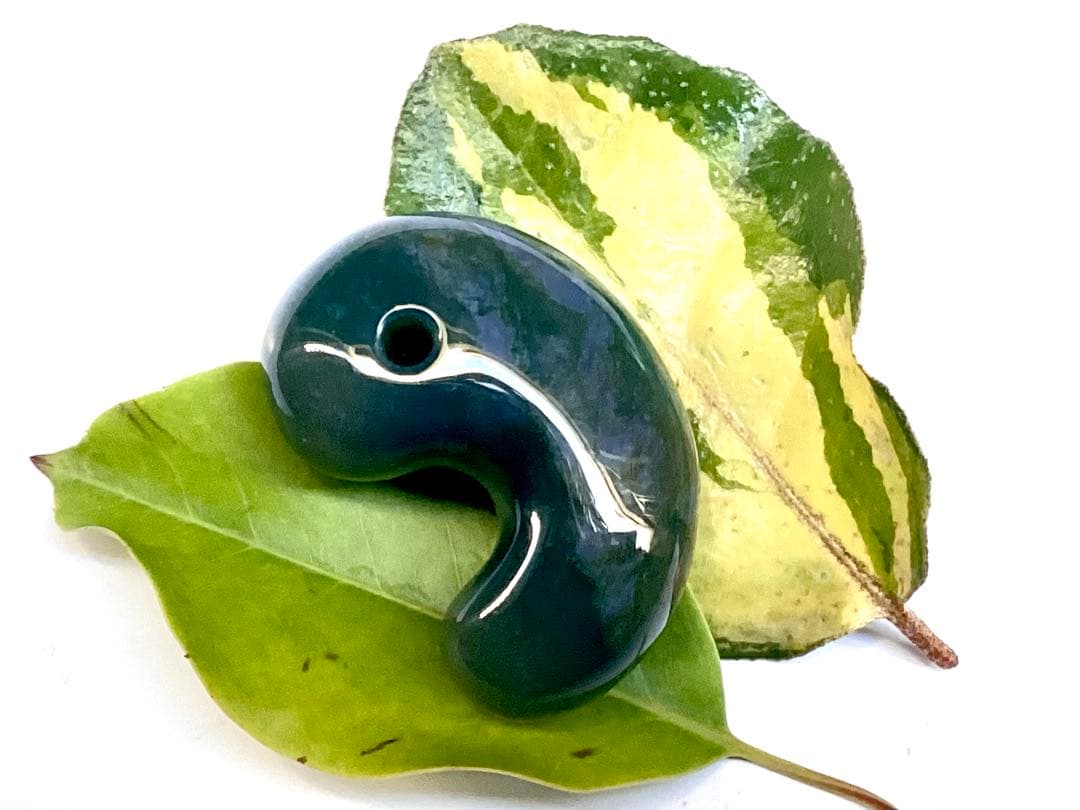 出雲青色*碧玉　入手困難な人気の透かし模様勾玉　幸運導く御守り‼️鑑別書付の本物を