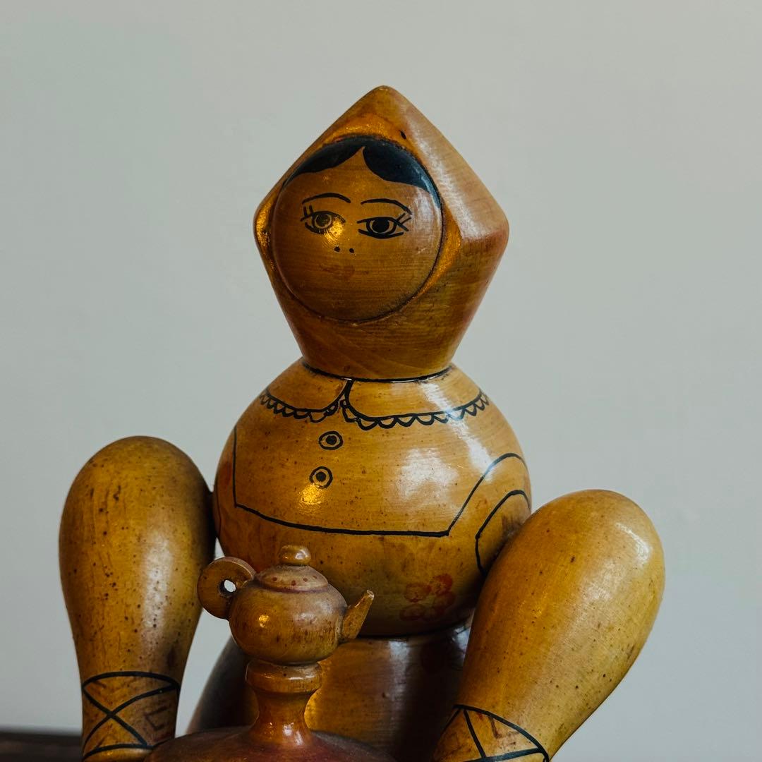 ソ連 1971年製 木製人形（セミョノフ製／サモワールを抱く女性）