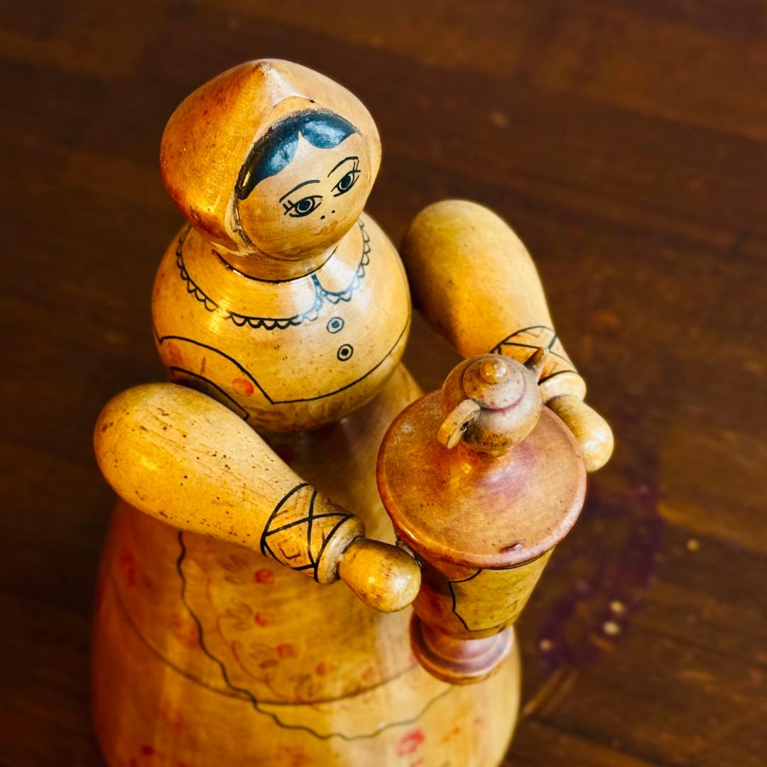 ソ連 1971年製 木製人形（セミョノフ製／サモワールを抱く女性）