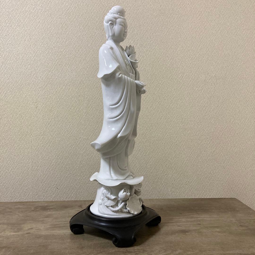 中国美術　白磁　蓮上観音立像　唐木台付　置物仏像〈検　徳化窯　観音菩薩　青磁