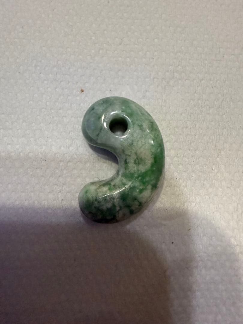糸魚川翡翠‼️小滝産地‼️勾玉‼️大変に美しい柄‼️希少‼️破格出品‼️送料無料‼️