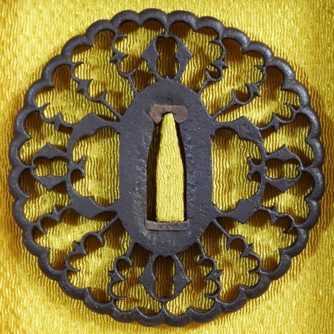 【京透 抱茗荷雁金透鍔】(鍔箱・布団付き) 鍔 鐔 刀装具 日本刀 武具 骨董