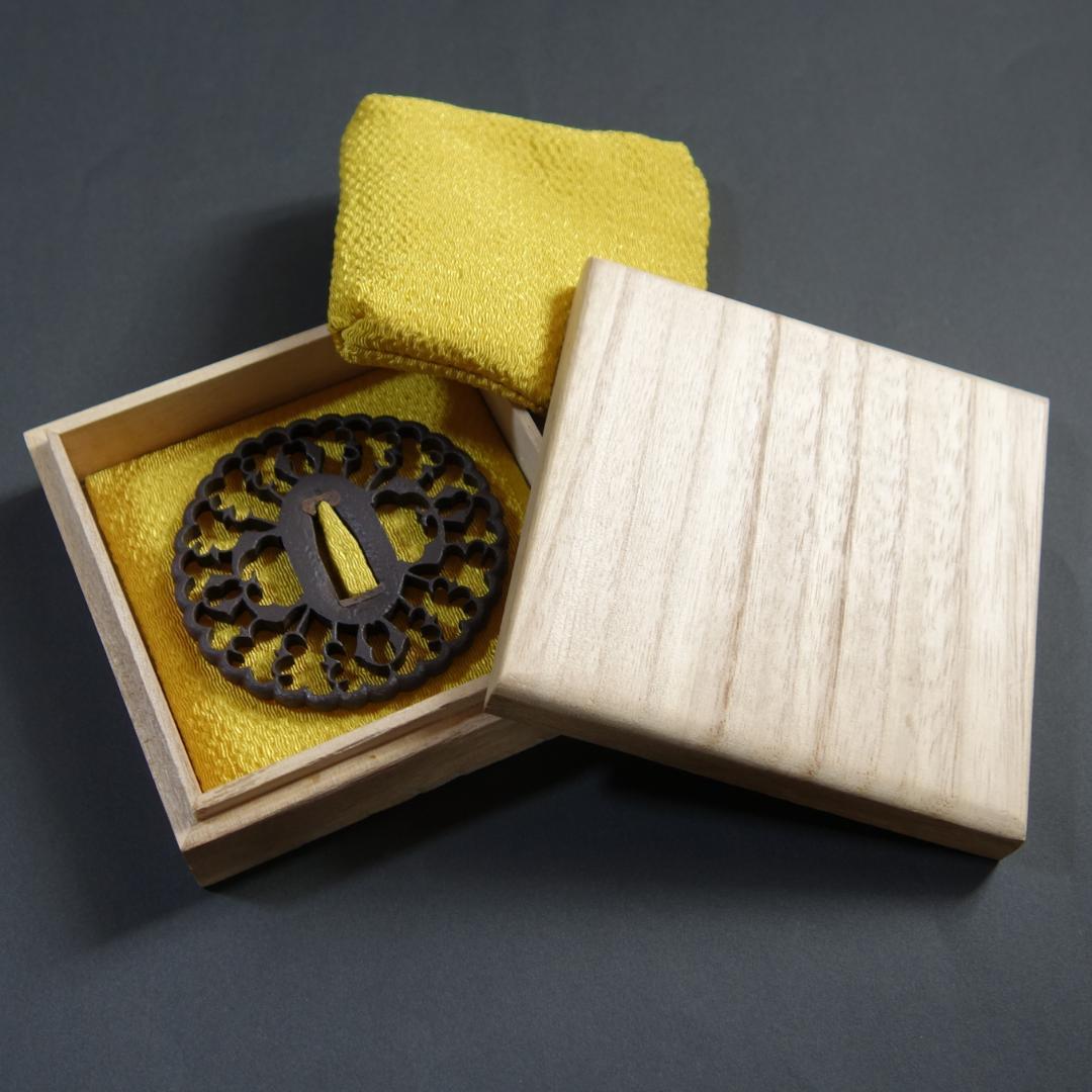 【京透 抱茗荷雁金透鍔】(鍔箱・布団付き) 鍔 鐔 刀装具 日本刀 武具 骨董