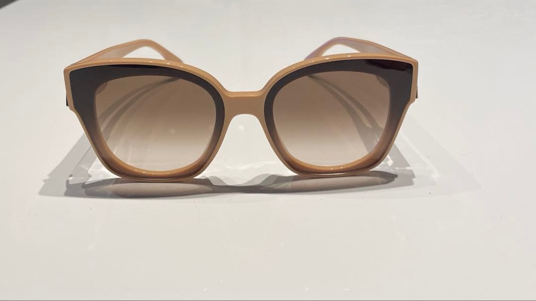 FENDI フェンディ　グラデーションレンズ サングラス　FE40098l