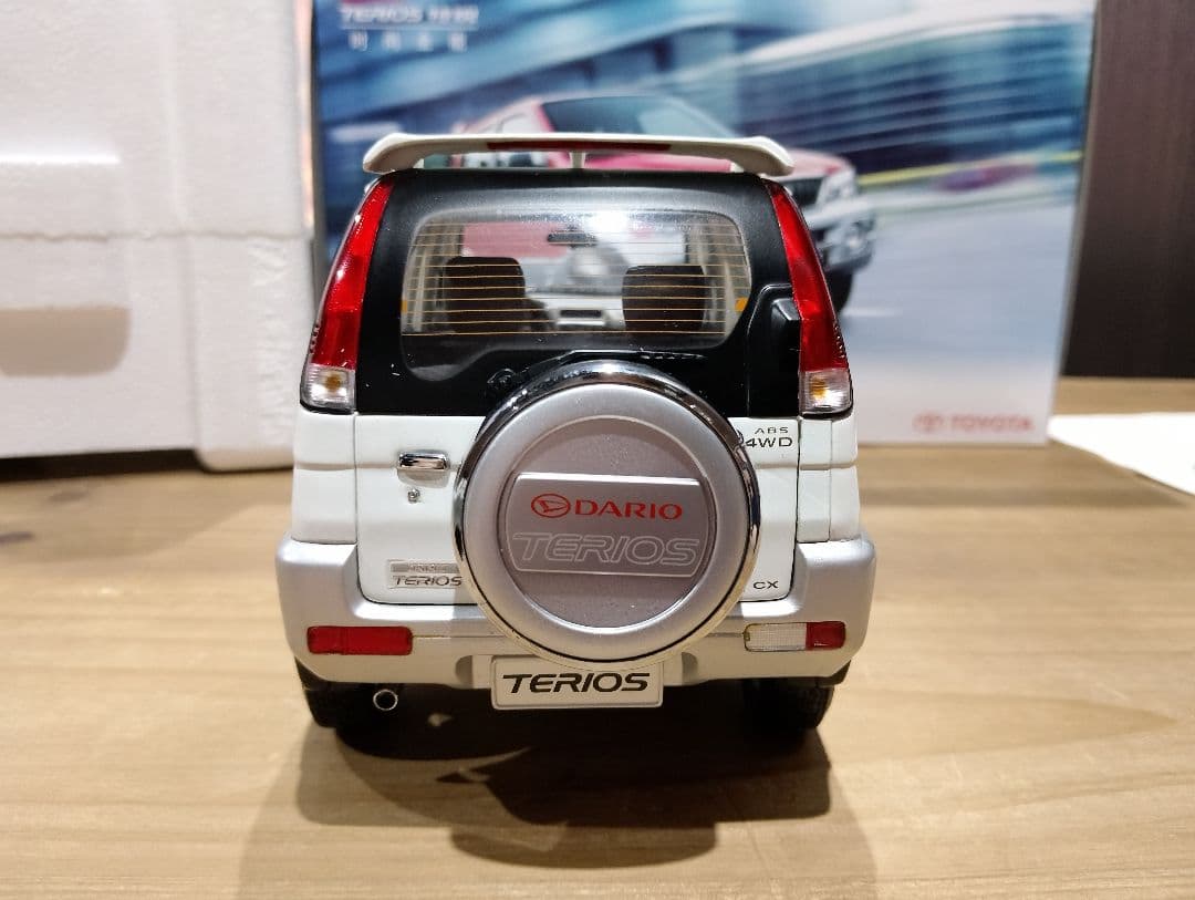 1/18 トヨタ　テリオス　ディーラー品　ミニカー　ホワイト　テリオスキッド