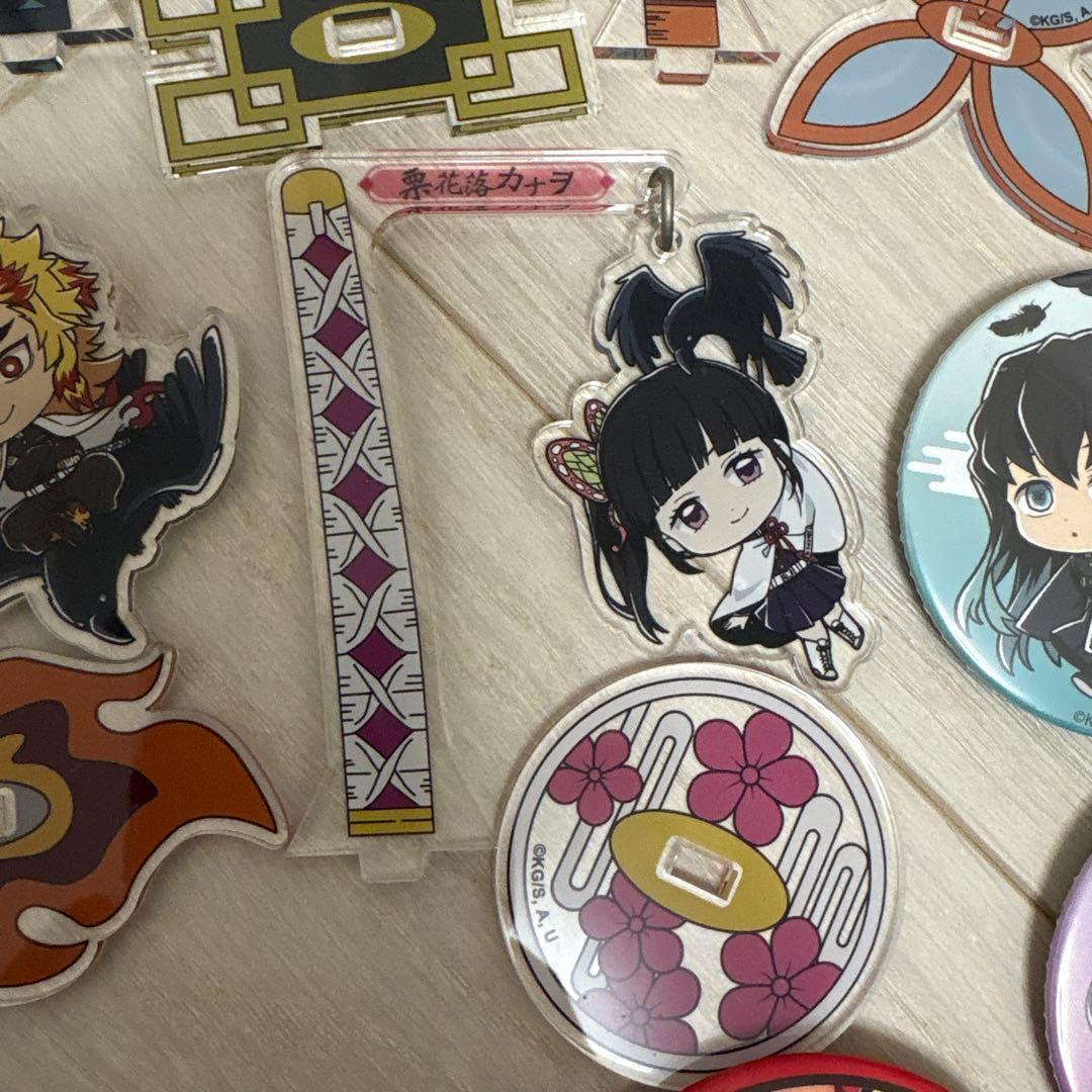 鬼滅の刃　まとめ売り　鎹烏運ばれ隊士コンプリート　アクリルスタンド　缶バッジ