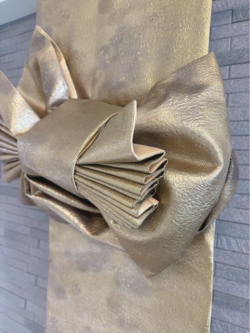 帯をリメイクした飾り結びのあるタペストリー