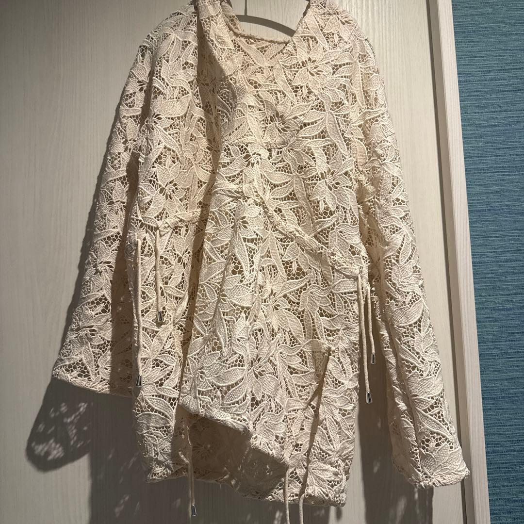 hella ヘラ　アイボリー レース フード付き長袖シャツ