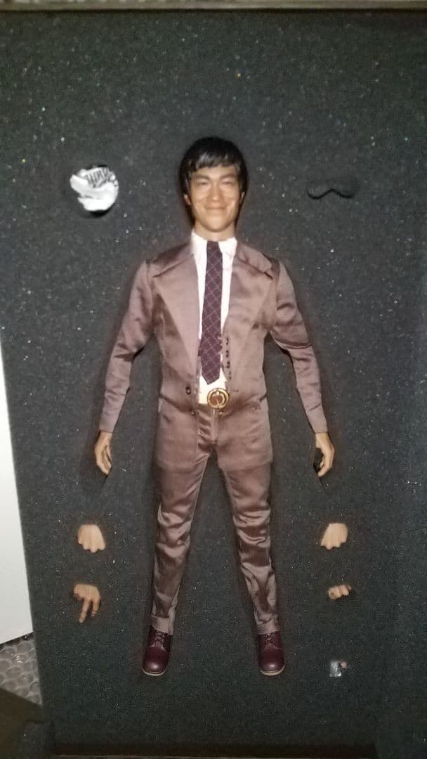 最終値下げ！限定品　HOT TOYS　ブルース・リー 　スーツ　燃えよドラゴン