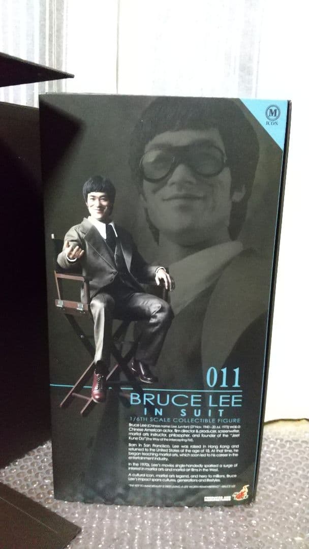 最終値下げ！限定品　HOT TOYS　ブルース・リー 　スーツ　燃えよドラゴン