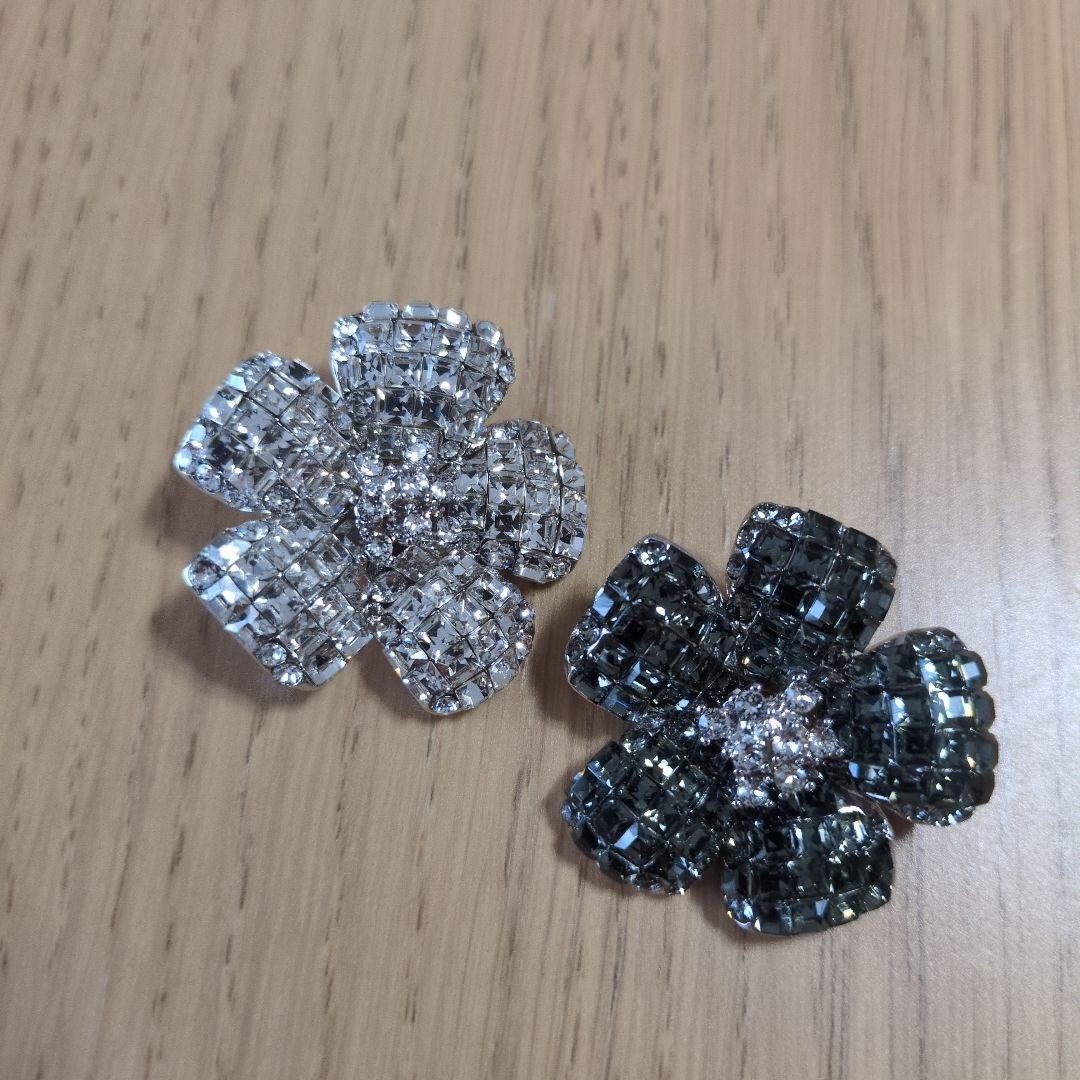 FOXEYフォクシー✨新品✨花形ブローチ 2個セット✨貴重カラーとクリアのセット