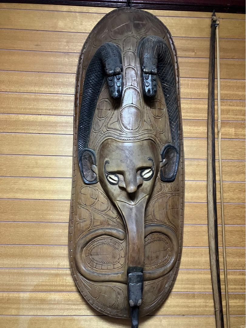 <価格未定>パプアニューギニアのお面と弓と装飾？