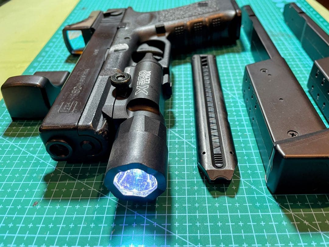 グロック18C電動ガン100連マガジン2本+マイクロプロサイト+ X300ライト