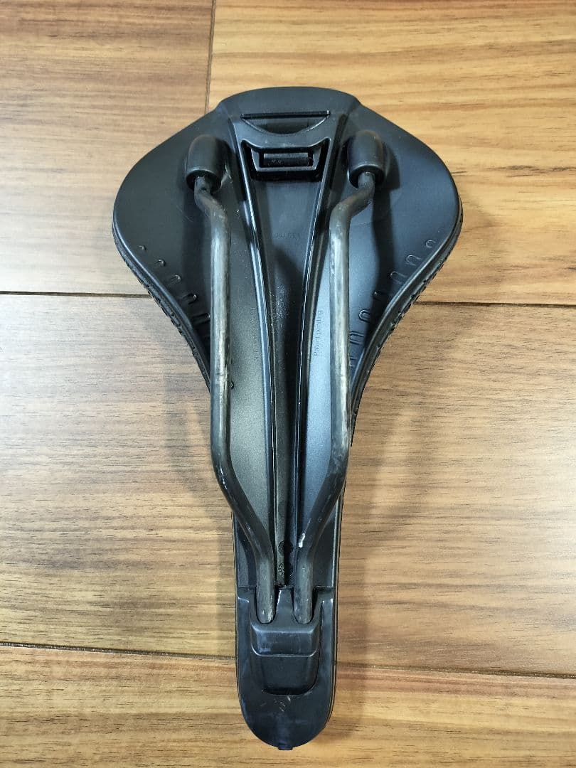 fi'zi:kサドルANTARES VERSUS EVO R1 ADAPTIVE