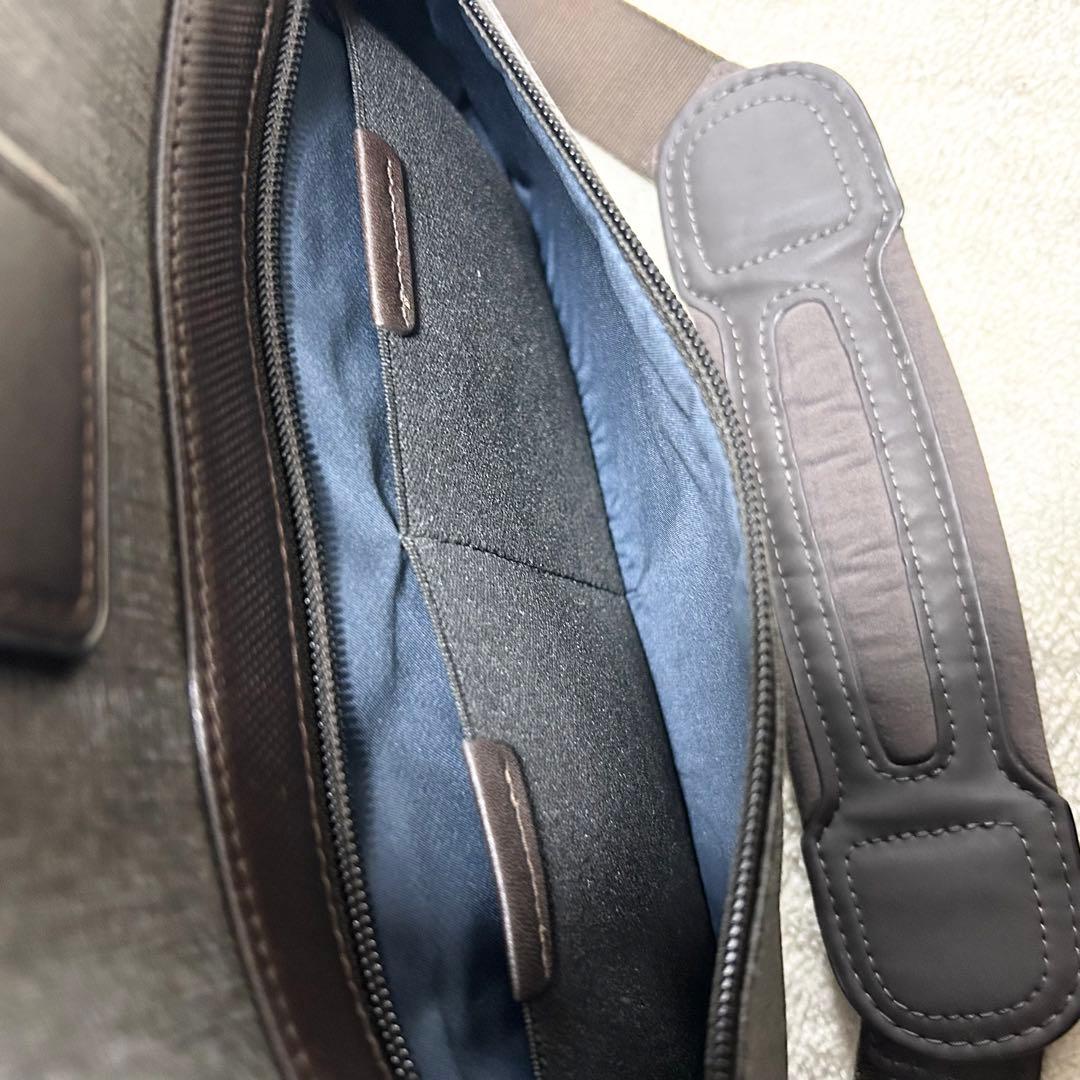 美品　TUMI トゥミ　スリム　デラックスポートフォリオ　PVCレザー　グレー