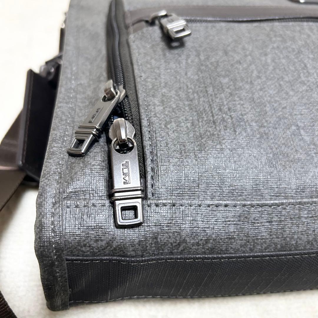 美品　TUMI トゥミ　スリム　デラックスポートフォリオ　PVCレザー　グレー