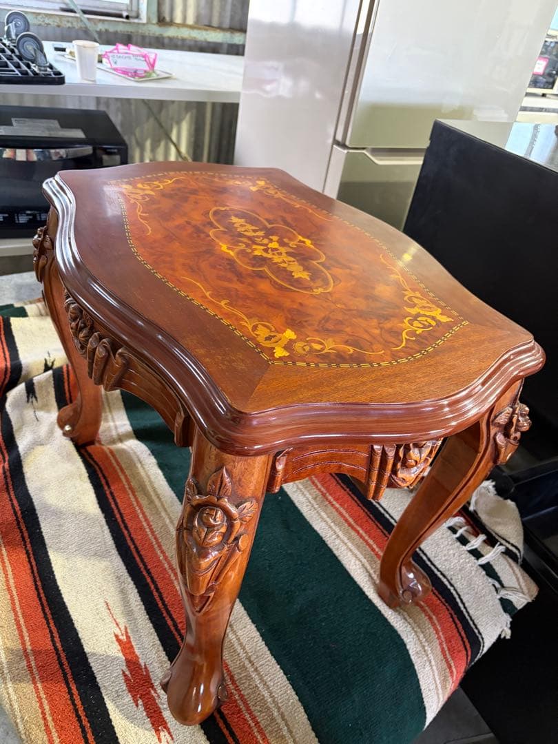 アンティーク　装飾的な木製座卓 中型 茶色