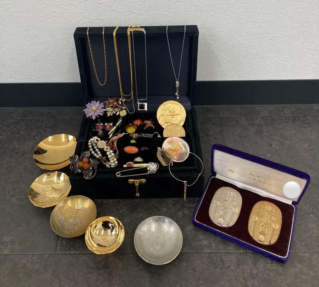 値下げ！遺品整理　イヤリング　ネックレス　時計　ブローチ　タイピン　金杯　小判