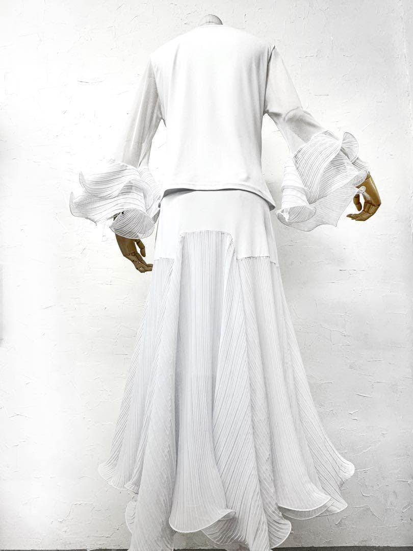 新品　ホワイト フリル　プリーツ　セットアップ　ツーピース　ｄ023