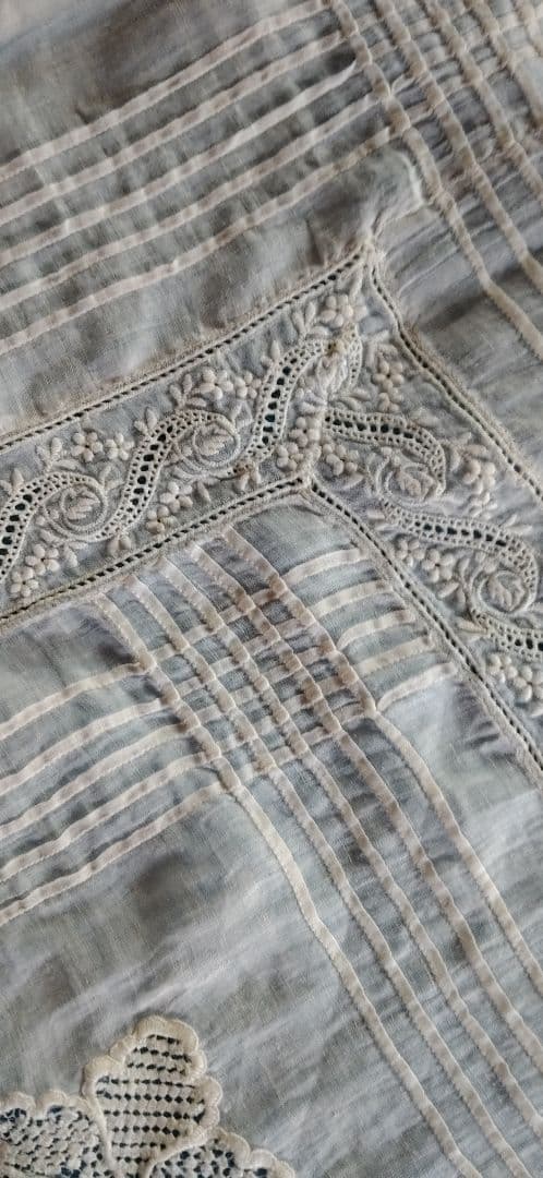 ロンドンのアンティーク屋さんでみつけた綿ローンのテーブルクロス