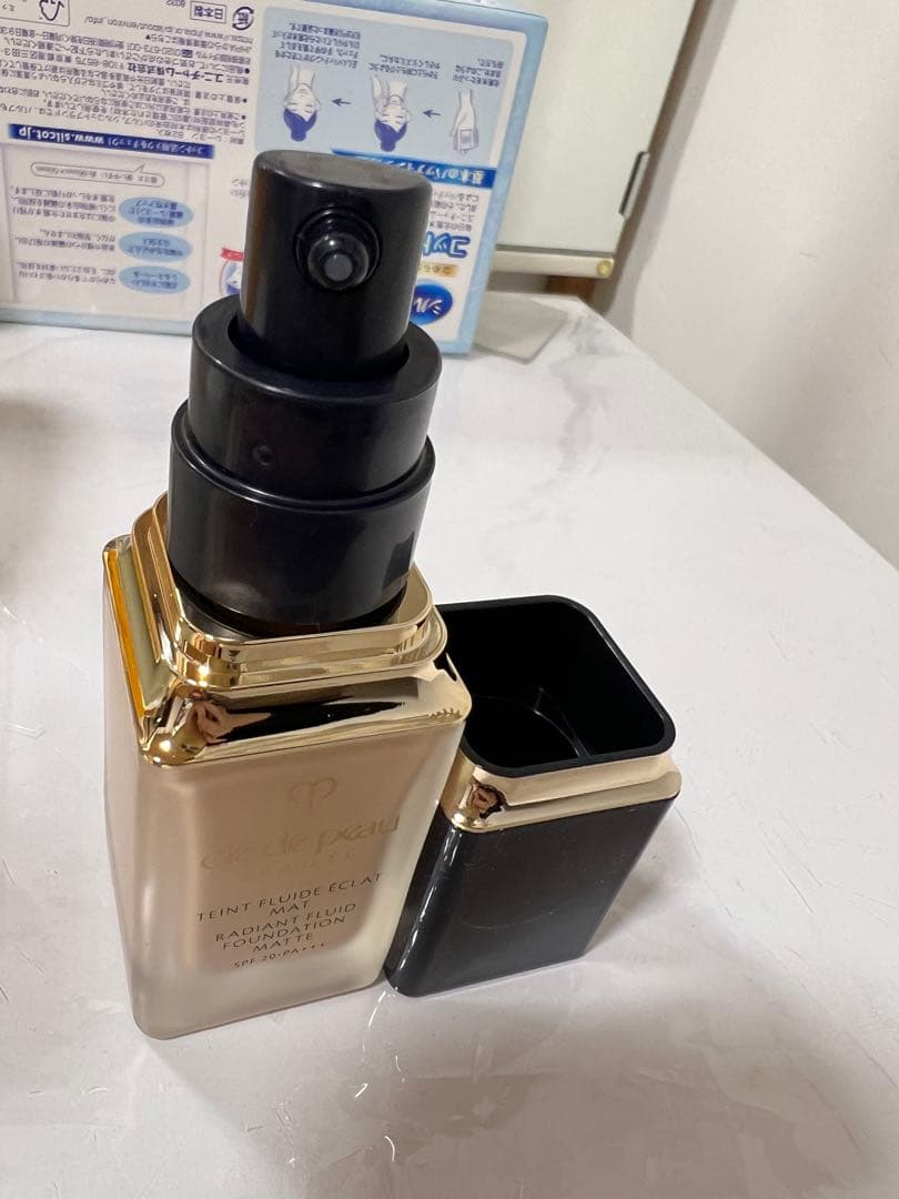 クレドポーボーテ　タンフリュイドエクラ マットオークル　ナチュレルoc10